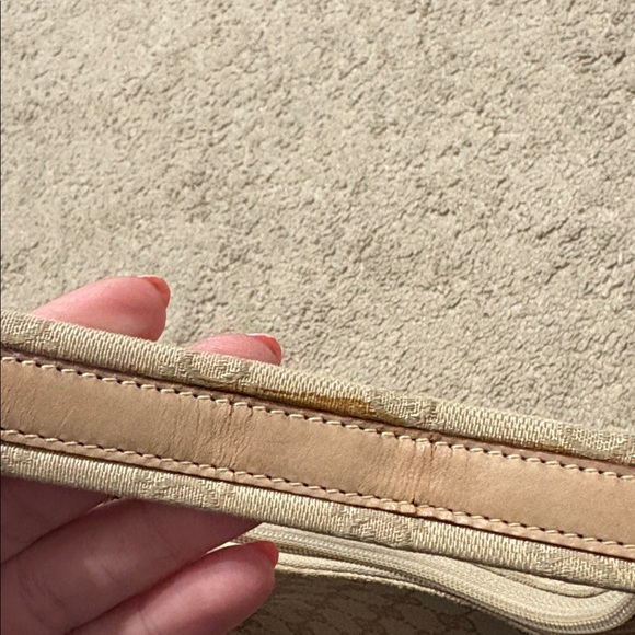 Gucci Beige Monogram Shoulder Bag - Picture 5 of 10